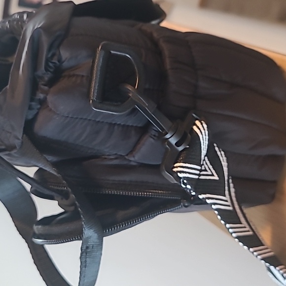 Stylish Black Crossbody Water Bottle Bag with Chevron Strap - Picture 6 of 7